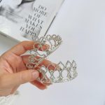 تاج نیم گرد شانه دار